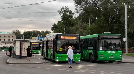 Почти половина проверенных автобусов Алматы не прошла проверку на выбросы