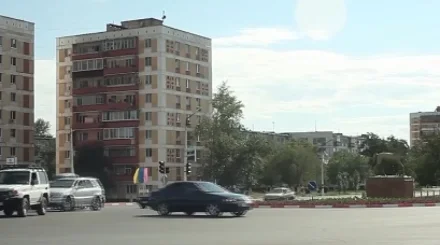 В Рудном женщина выпала с пятого этажа и оказалась на козырьке кафе