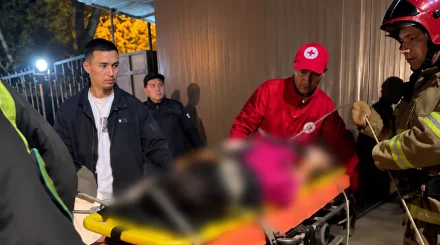 В Рудном женщина упала с пятого этажа на крышу кафе