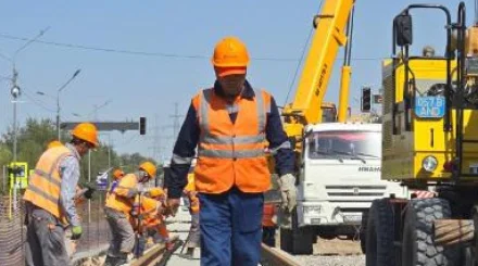   Алматыда LRT желісінің рельстерін төсеу басталды   