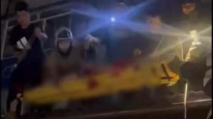 Женщина упала из окна пятого этажа на крышу пристроенного к дому кафе в Рудном
