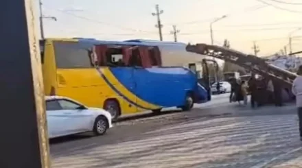 Атырау облысында арнайы техника автобусқа соғылып, үш адам зардап шекті