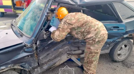 Спасателям пришлось извлекать женщину из искореженного автомобиля в Уральске