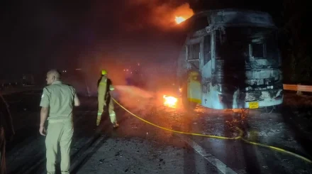 Үндістанда жолаушылар автобусы өртеніп, тоғыз адам қаза тапты