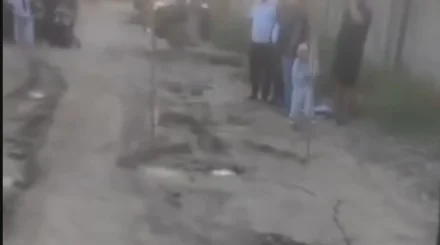 Алматыда су мен кәріз тартқаннан кейін жол ойран болып қалған: тұрғындар шұңқырға шағымданды