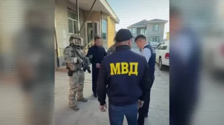 «Дань» с каждого авто: на границе Казахстана накрыли группу вымогателей