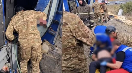 Грузовик перевернулся на трассе в Караганде - водителя зажало в кабине