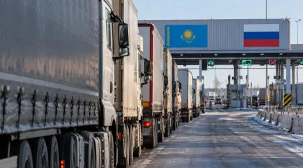 На границе Казахстана и России возникла огромная очередь из фур