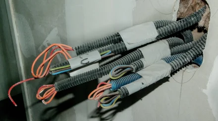 Рабочего убило током при установке оптоволокна в Актау