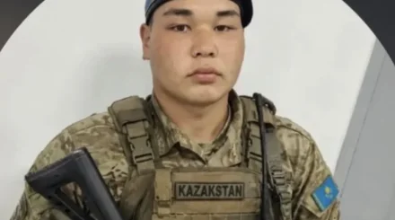 «Құдайға шүкір, ұлым тірі»: аман қалған сарбаздың анасы Бекеттің жағдайын айтты