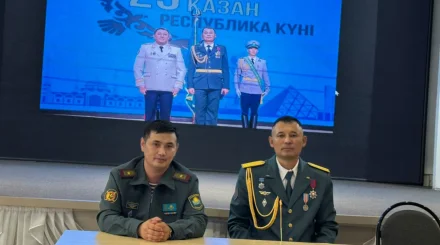   Өскеменде суға батқан қызды құтқарған әскери қызметші оқушылармен кездесті   