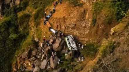 Оқушылар мінген автобус шатқалға құлап, 25 адам қаза тапты