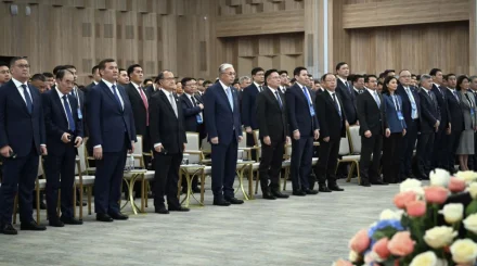   Инвестфорум қаза тапқан әскерилерді бір минут үнсіздікпен еске алудан басталды   