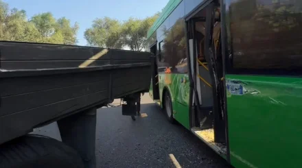 Четыре человека пострадали в ДТП с автобусом и двумя грузовиками в Алматы