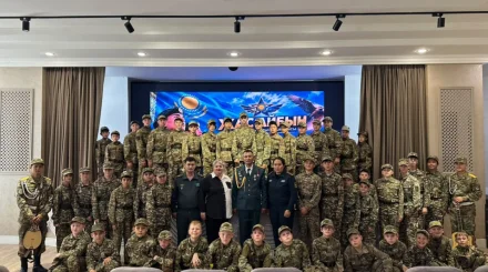  Өскеменде суға батып бара жатқан қызды құтқарған әскери қызметкер оқушылармен кездесті 