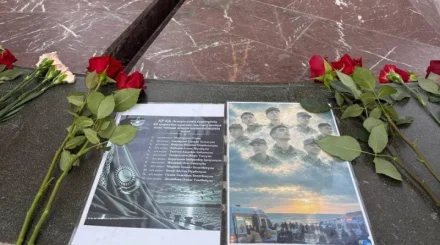 В Актау несут цветы в память о погибших военнослужащих