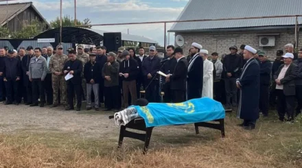 В ЗКО похоронили погибших во время учений на Каспии военнослужащих