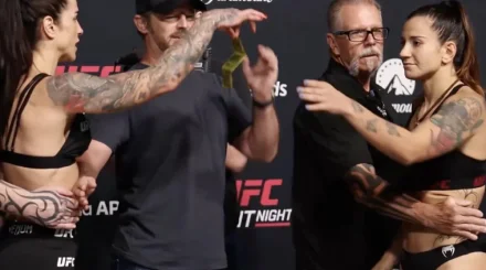 Боец UFC бросила презервативы и деньги в соперницу