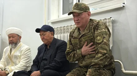 Қорғаныс министрі қаза тапқан әскери қызметшілердің отбасыларымен кездесті