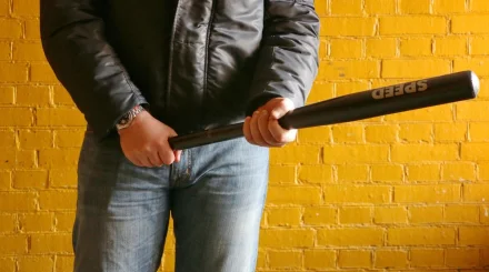 Женщину жестоко избили битой ради 146 тысяч тенге в Петербурге