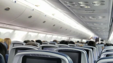 Пассажир выбежал из самолета в Алматы и попал под пять статей КоАП