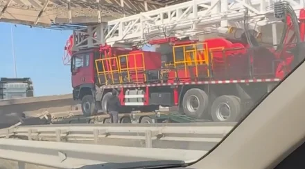 Грузовик врезался в железнодорожное сооружение в Актау