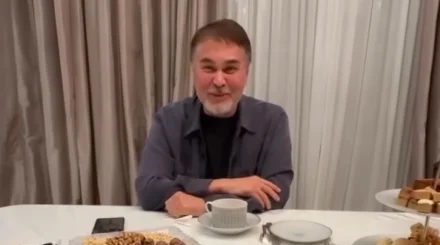«Шай ішіп, рахаттанып отырмын»: Арман Давлетияровтың қазақша видеосы тарады