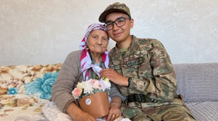 «Ережеден де жоғары адамгершілік»: Әжесін соңғы рет көрген сарбаздың оқиғасы желіні сүйсіндірді