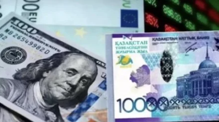 Доллар опустился ниже 444 тенге: курс валют на 28 сентября