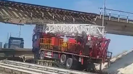 Фура повредила ж/д путепровод в Актау: закрыли въезд в город и движение поездов