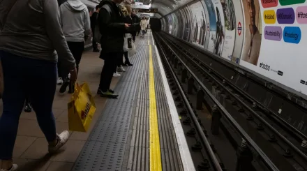 Женщина покусала прохожую у метро в Петербурге