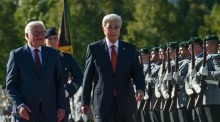 Президента Казахстана торжественно встретили в Берлине