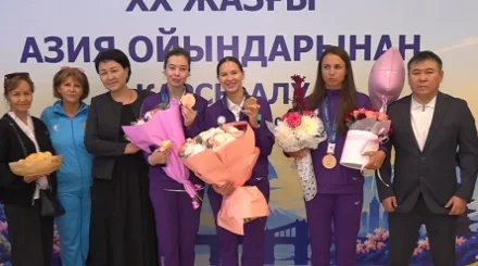 Первая медаль в истории: казахстанских фехтовальщиц встретили в Алматы