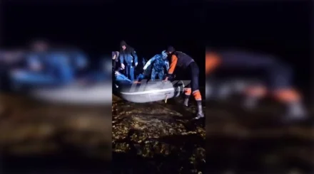 Троих людей на надувной лодке унесло в Каспийское море