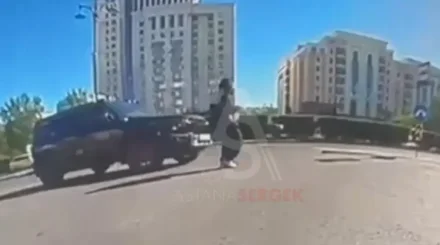 Астананың қақ ортасында жеңіл көлік әйел адамды қағып, артынша қашып кетті (ВИДЕО)