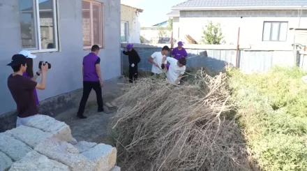 В преддверии дня пожилых людей активисты партии «Әділет» помогают пенсионерам и ветеранам