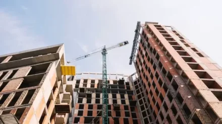 «Приехали из столицы»: в Петропавловске жители вышли защищать двор от точечной застройки