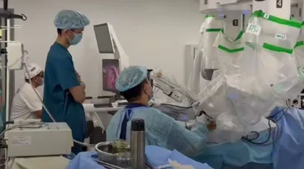 Хирурги впервые в Казахстане выполнили резекцию желудка с помощью робота