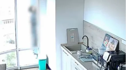 Журналисты спасли двух молодых людей на десятом этаже в Алматы (ВИДЕО)