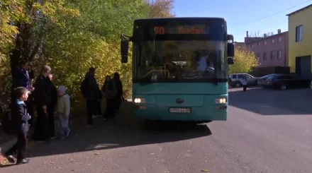 Около трех километров приходится преодолевать ученикам школы в Караганде, чтобы добраться на занятия