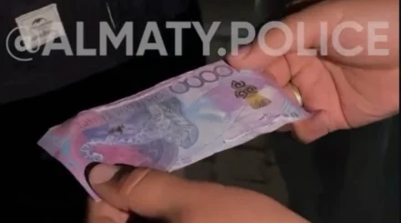 Иностранцы расплатились фальшивой 10-тысячной купюрой в Алматы