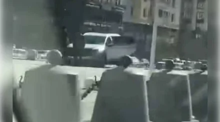 Автомобиль снес ограждение и заехал на площадь у Триумфальной арки в Астане (ВИДЕО)