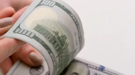 Тенге не удержал доллар ниже 440