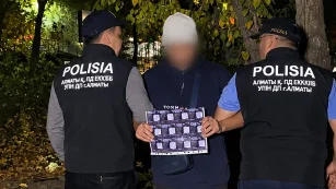 Алматыда есірткі жарнамасы бар 60 стикер жапсырған ер адам ұсталды