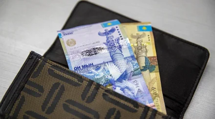 Из Казахстана за границу стали отправлять в два раза меньше денег