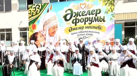 Связь поколений: школьники Алматы встретились с бабушками и ветеранами