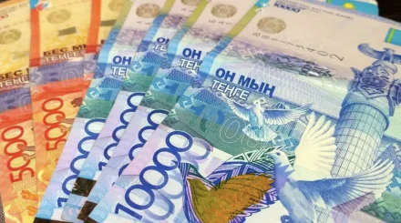 Тенге показывает рекордное укрепление к доллару при слабой поддержке Нацбанка