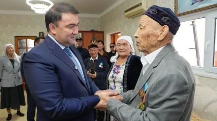 Түркістан облысының әкімі қазыналы қарттармен бірге күн өткізіп, құрмет көрсетті