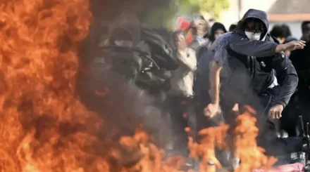 Протесты школьников во Франции переросли в поджоги и нападения