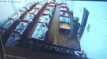 В Актюбинской области няня могла поцарапать лицо спящему ребёнку